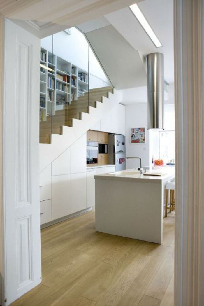 escalier séparé d une verrière meuble cuisine et ilot blanc parquet bois clair design d intérieur moderne