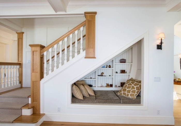 etagere sous escalier décoration coin de lecture meuble de rangement étagère bois blanc coussin beige