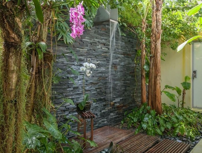 exemple d amenagement exterieur exotique mur de pierre douche exterieure pierres et plantes vertes