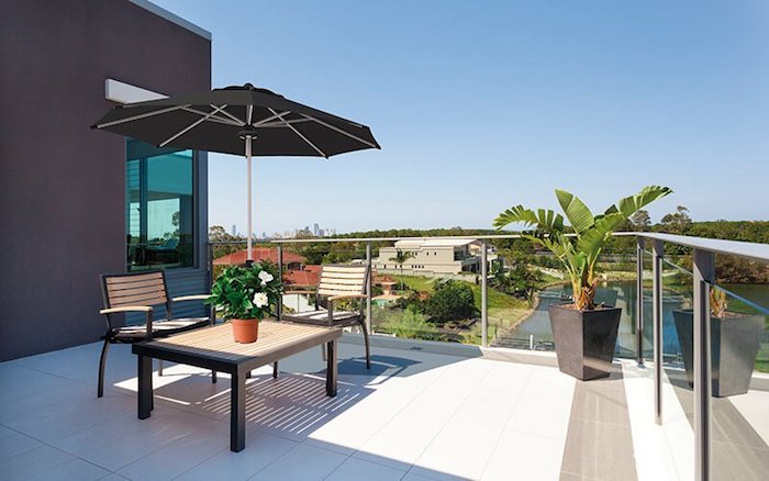 exemple de parasol droit pour balcon terrasse avec salon de terrasse original