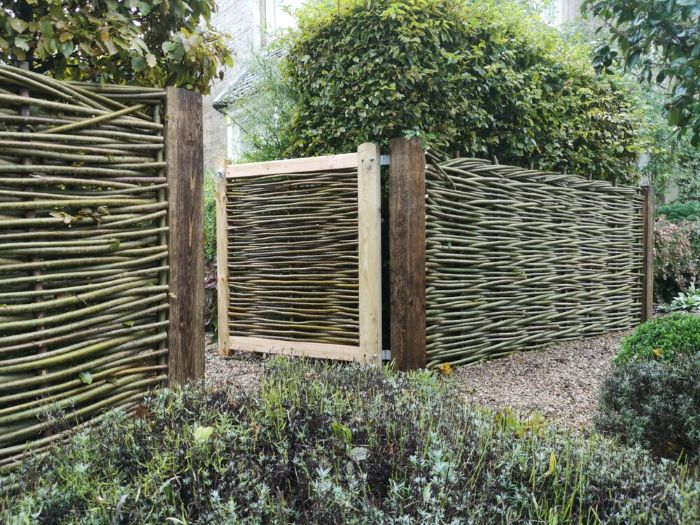exemple de plessis de jardin pour creer une cloture de bois originale alentours végétalisés