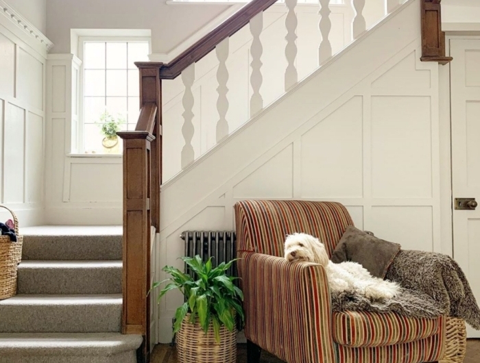 fauteuil motifs rayures meuble sous escalier blanc et bois revetement parquet peinture gris clair