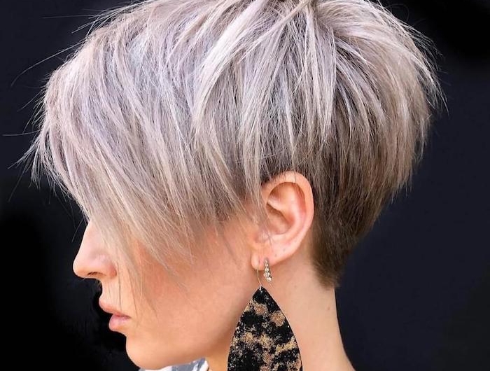 femme aux cheveux gris avec une grande boucle d oreille un modèle de coupe de cheveux année 70