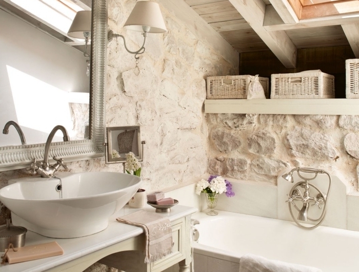 fenêtre plafond décoration salle de bain pierre et bois sous pente baignoire revetement mur pierre