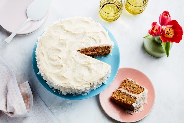 gateau anniversaire maman avec de coco ervi sur une table avec deux verres et une tulipe