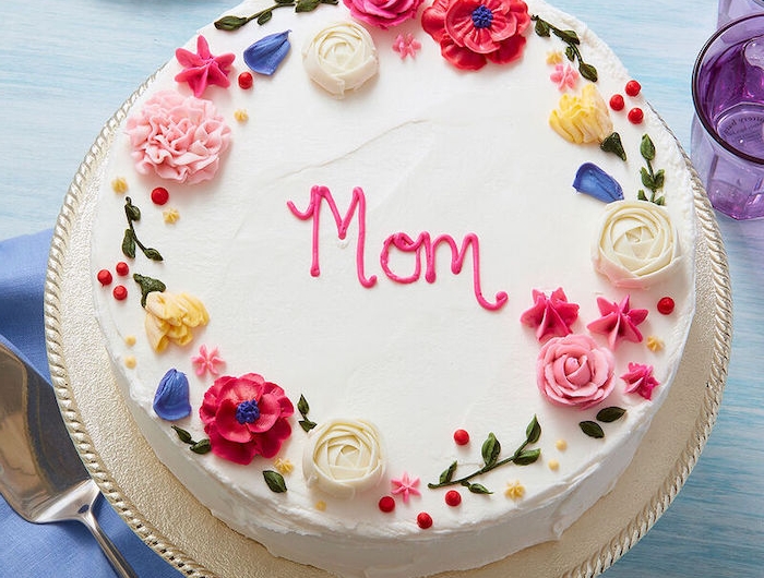 gateau impressionant facile pour la fete des meres avec des fleurs décoratives et glacage blanc