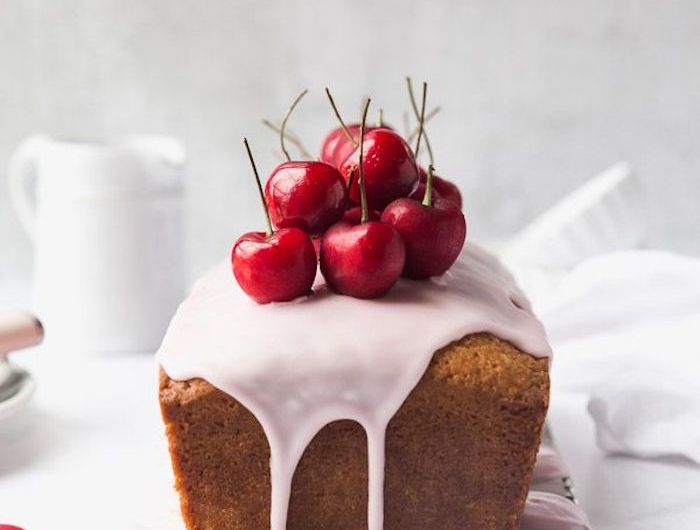 gateau pour la fête des mères sur une grill avec glacage rose et des cerises