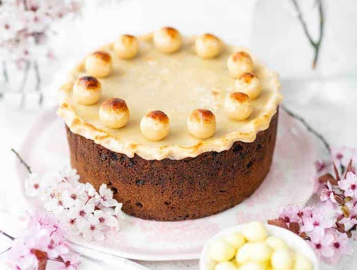 gâteau fête des mères traditionnel avec boules de massipain et des brins d arbre