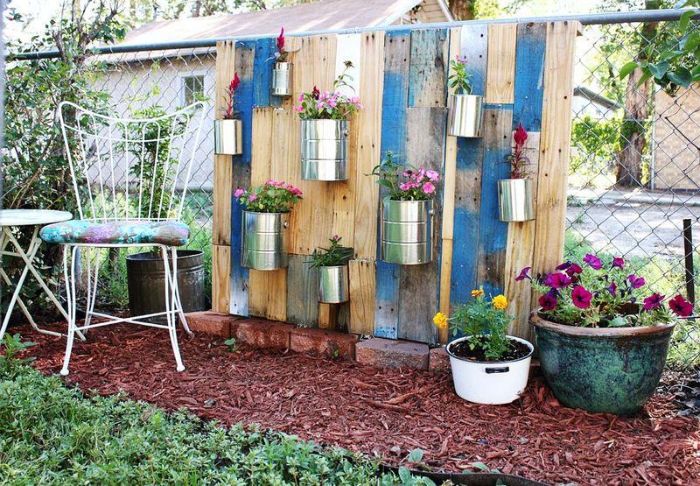 grillage et planches de bois recyclées et repeintes de bleu pots de fleurs recyclées deco jardin recup.jfif