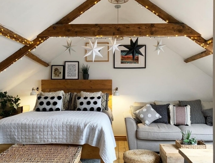 guirlande lumineuse coussins décoratifs canapé gris tête de lit bois chambre sous pente