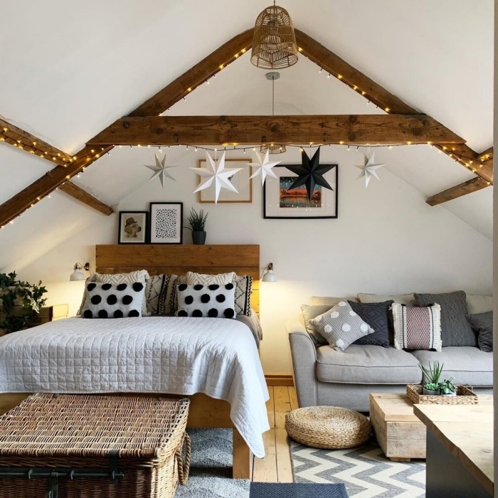 guirlande lumineuse coussins décoratifs canapé gris tête de lit bois chambre sous pente