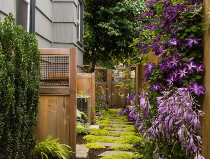 idee amenagement jardin avec chemin zigzag gazon mur végétal cloture bois haies fleures façade
