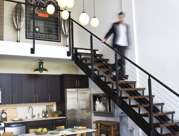 idee deco loft indstriel avec cuisine noire sous mezzanine aménagement sous escalier sans contremarche