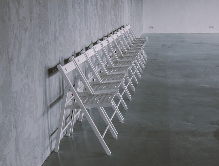 idee deco salon chaises blanches pliantes micro ciment murs blancs exemple design d interieur.jfif