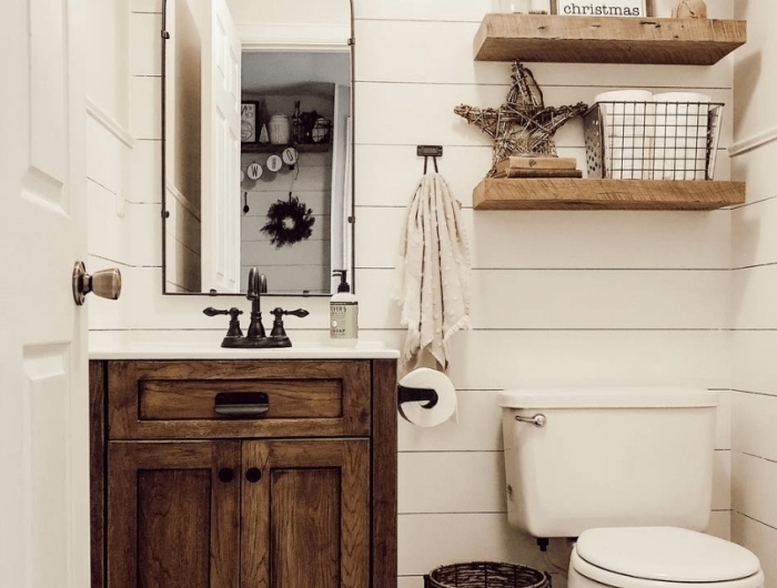 idee salle de bain bois rustique déco toilette étagère bois suspendue miroir cadre noir panneaux muraux