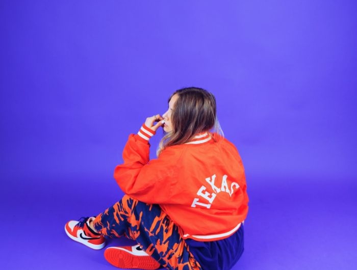 idee streetwear femm en orange et bleu avec des baskets orange blanchet noir nike.jpg