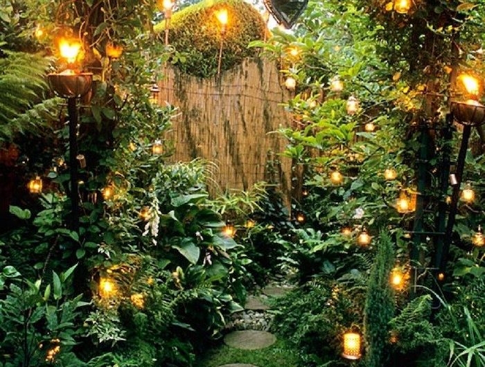 idée bordure jardin recup abondance de verdure et des lampes