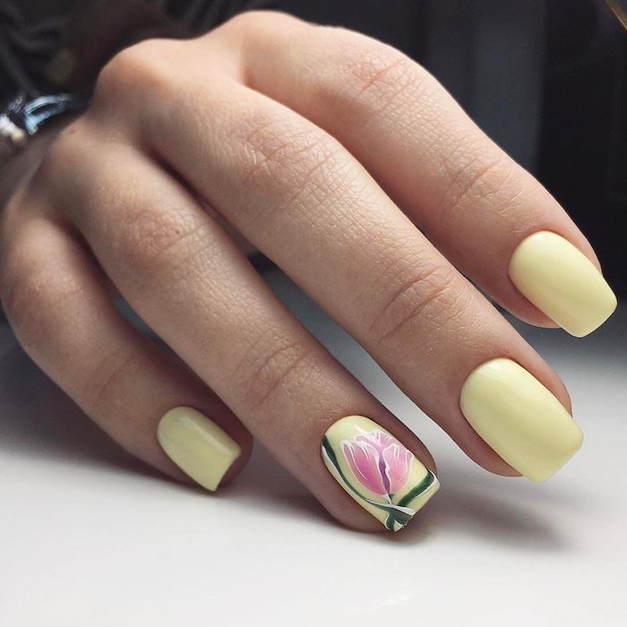 idée deco ongle d un dessin de tulipe et base en couleur jaune pastel