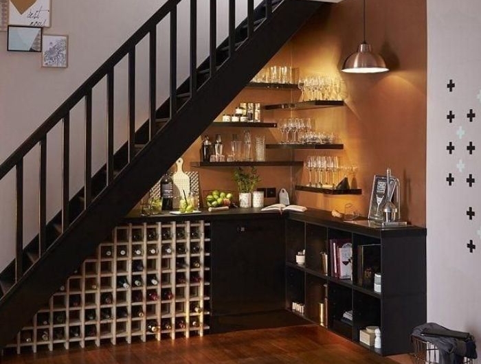 idée de mur d angle couleur marron meuble bas noir range bouteille de vin en bois dessous escalier noir