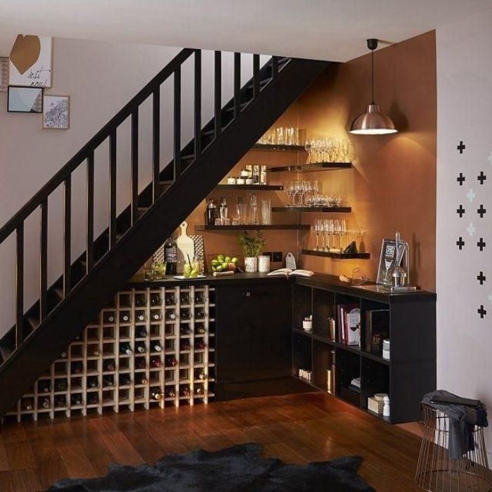 idée de mur d angle couleur marron meuble bas noir range bouteille de vin en bois dessous escalier noir