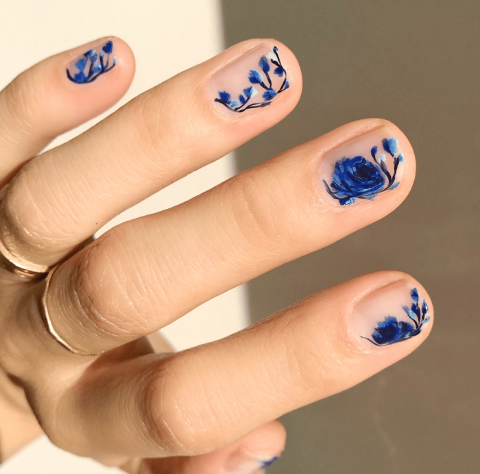 idée manucure minimaliste printemps dessin de rose et fleurs bleues sur ongles vernis de base transparent