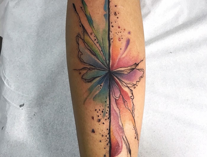 image abstrait avec des lignes et un style aquarel exemple de tatouage florale femme d avant bras