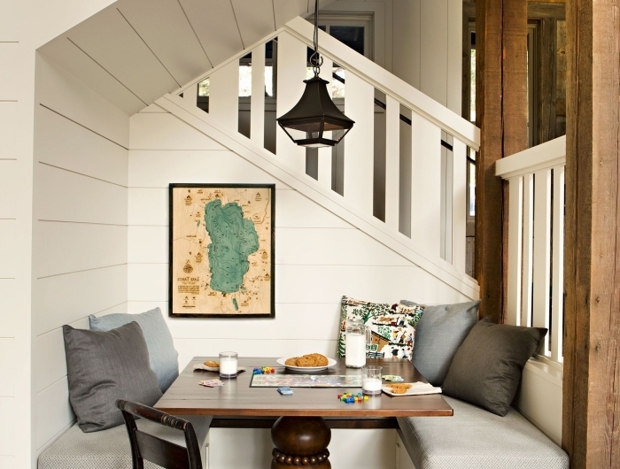 installation meuble sous escalier banquette bois foncé housse gris clair coussins décoratifs table bois foncé