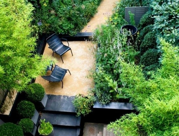 jardinage et aménagement paysager table a manger bois chaises noires extérieur haies arbres