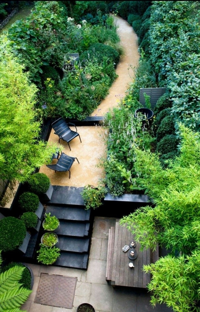 jardinage et aménagement paysager table a manger bois chaises noires extérieur haies arbres