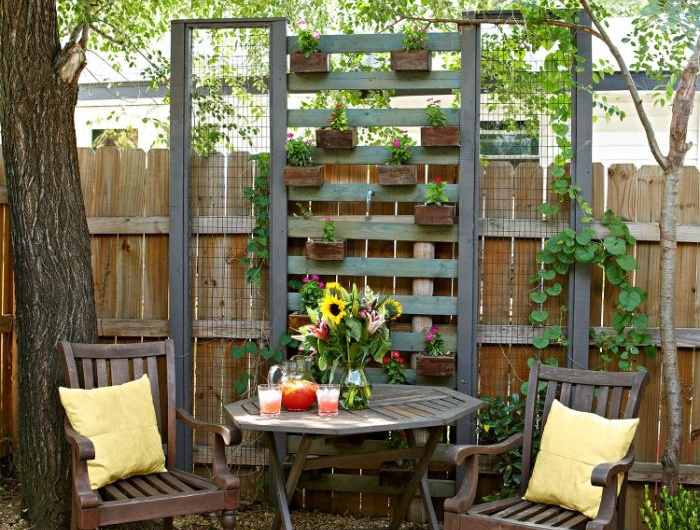 jardiniere brise vue en lattes de bois et vieux encadrements recyclés palissade bois chaises tablede jardin.jfif