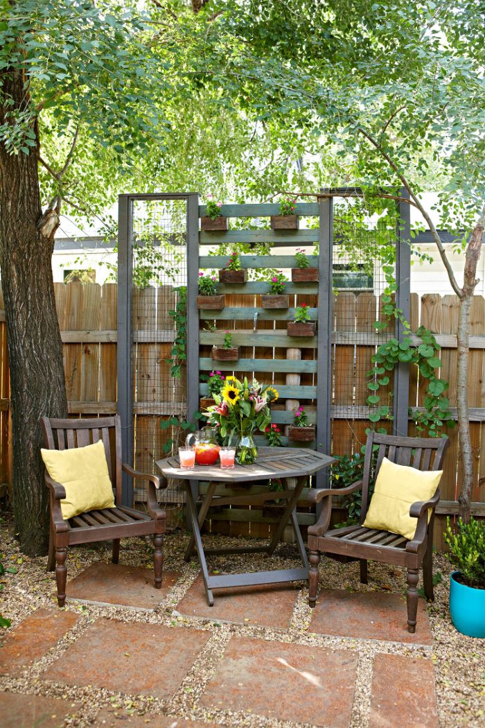 jardiniere brise vue en lattes de bois et vieux encadrements recyclés palissade bois chaises tablede jardin.jfif