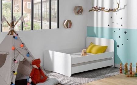 lit d enfant en bois couleur blanc murs blanc et bleu ciel avec petits stickers adhesifs