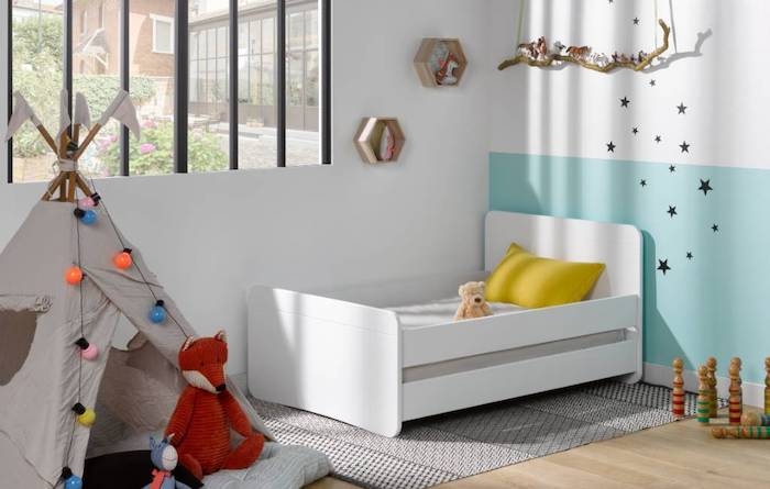 lit d enfant en bois couleur blanc murs blanc et bleu ciel avec petits stickers adhesifs