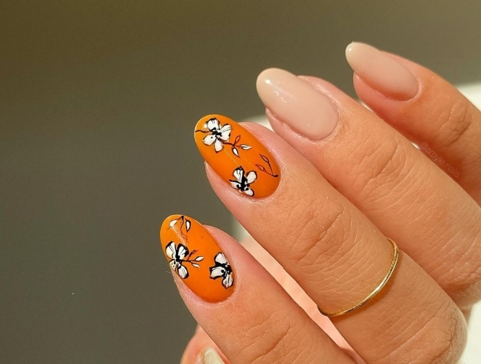 manucure bicolore vernis ongles nude ongle nail art base orange dessin fleurs en blanc et noir