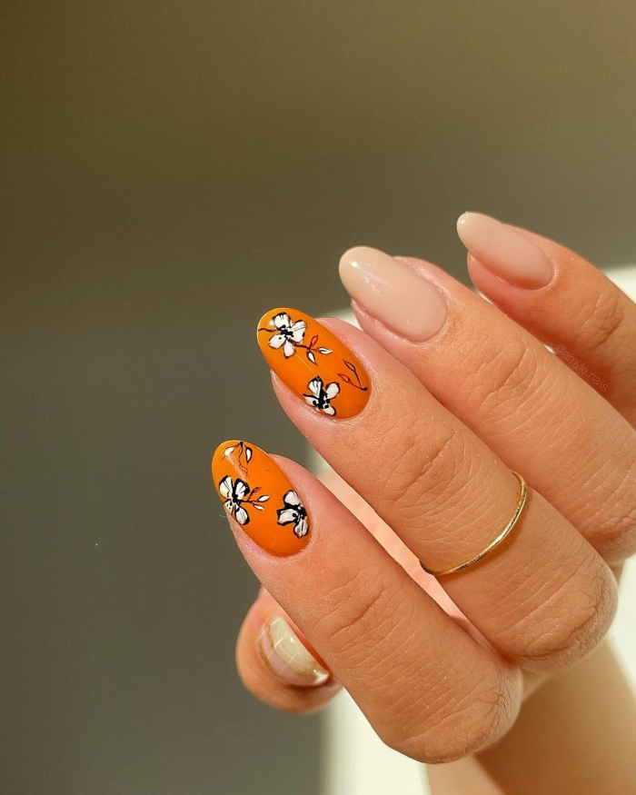 manucure bicolore vernis ongles nude ongle nail art base orange dessin fleurs en blanc et noir