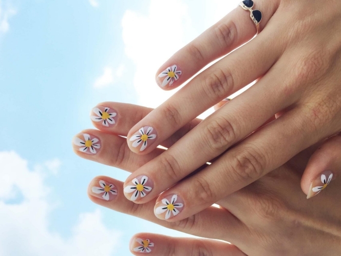 manucure facile diy nail art printemps ongles transparents dessin marguerite sur ongles