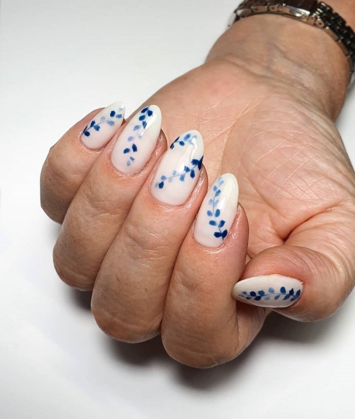 manucure gel vernis de base blanc dessin fleurs en bleu foncé ongles forme tendances 2021