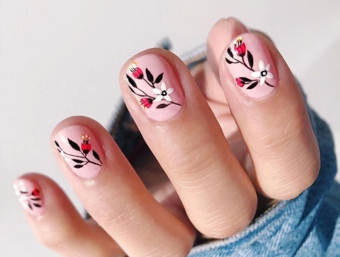 manucure ongles courts vernis de base rose pastel nail art facile technique maison dessin fleur
