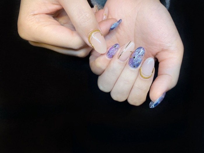 manucure ongles longs manucure nude décoration ornements dorés nail art designs printemps