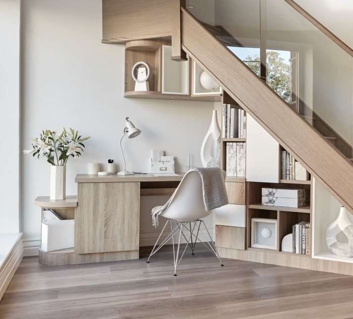 meuble bureau sous escalier bois clair style minimaliste déco vase blanc lampe bureau blanc mat