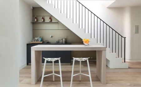 meuble cuisine gris anthracite et panneaux gris ilot central blanc avec tabourets blancs cuisine sous escalier kitchenette