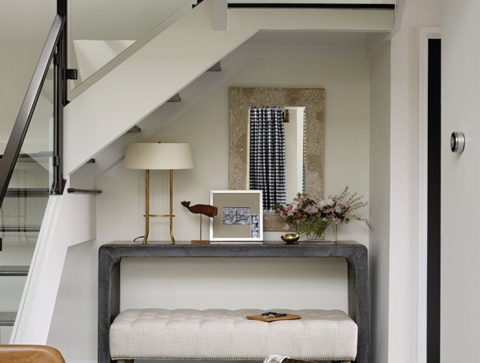 meuble sous escalier décoration banquette velours ivoire miroir rectangulaire lampe blanc et or