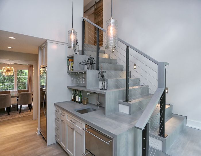meuble sous pente blanc escalier gris suspension verre étagères ouvertes kitchenette ouverte chic