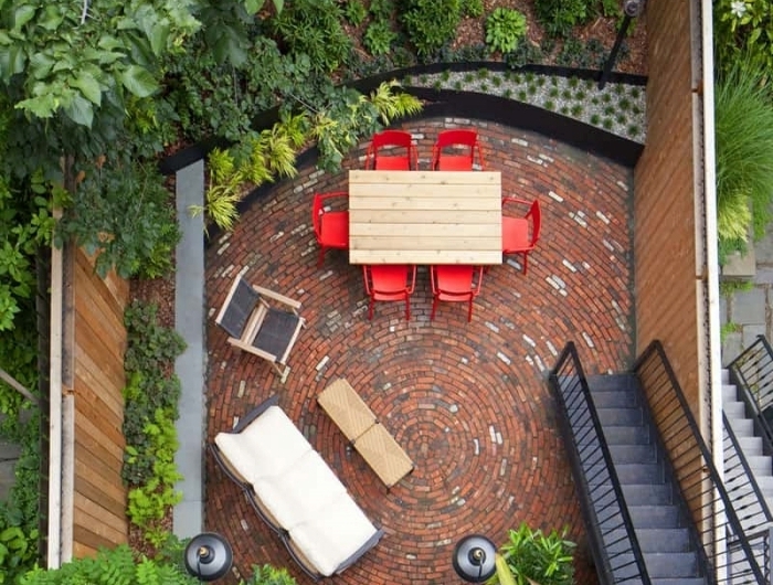 meubles extérieur chaise bois aménager un petit jardin de 20m2 escalier déco extérieur sur niveaux