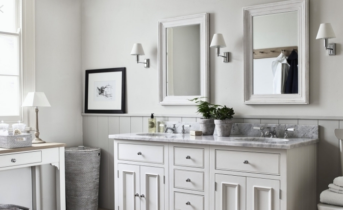miroir rectangulaire blanc salle de bain chaleureuse panier tressé lampe blanche plan travail marbre