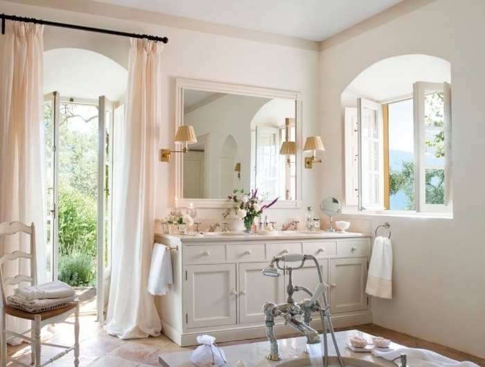 miroir rétro chic baignoire autoportante chaise vintage bois blanc deco salle de bain bois meubles