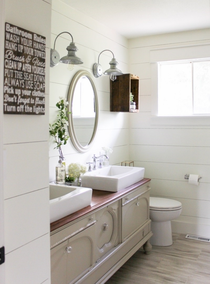 miroir vintage maison de campagne deco salle de bain meuble vintage beige étagère bois foncé