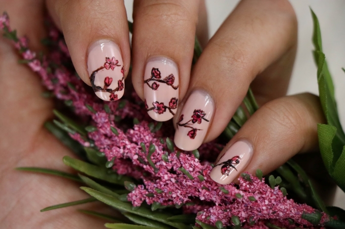 modele ongle facile dessin nail art fleurs rouge vernis de base rose pastel idée manucure printemps