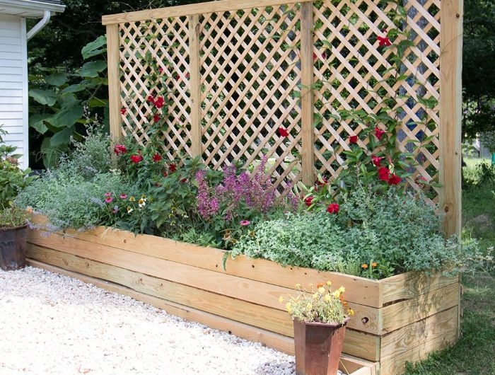 modèle jardinière brise vue naturelle de bois avec des plantes vertes et fleurs variées galets décoratifs