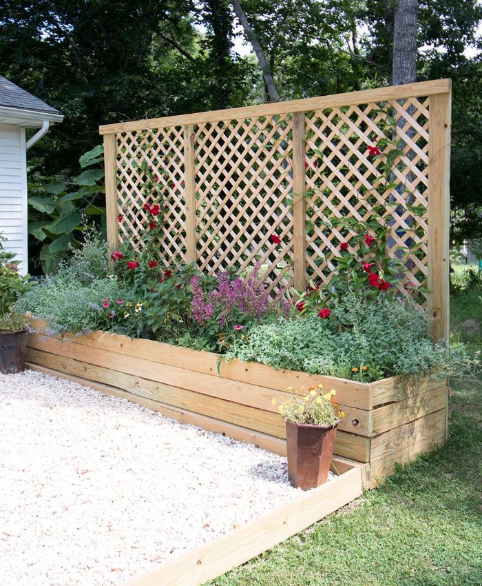 modèle jardinière brise vue naturelle de bois avec des plantes vertes et fleurs variées galets décoratifs